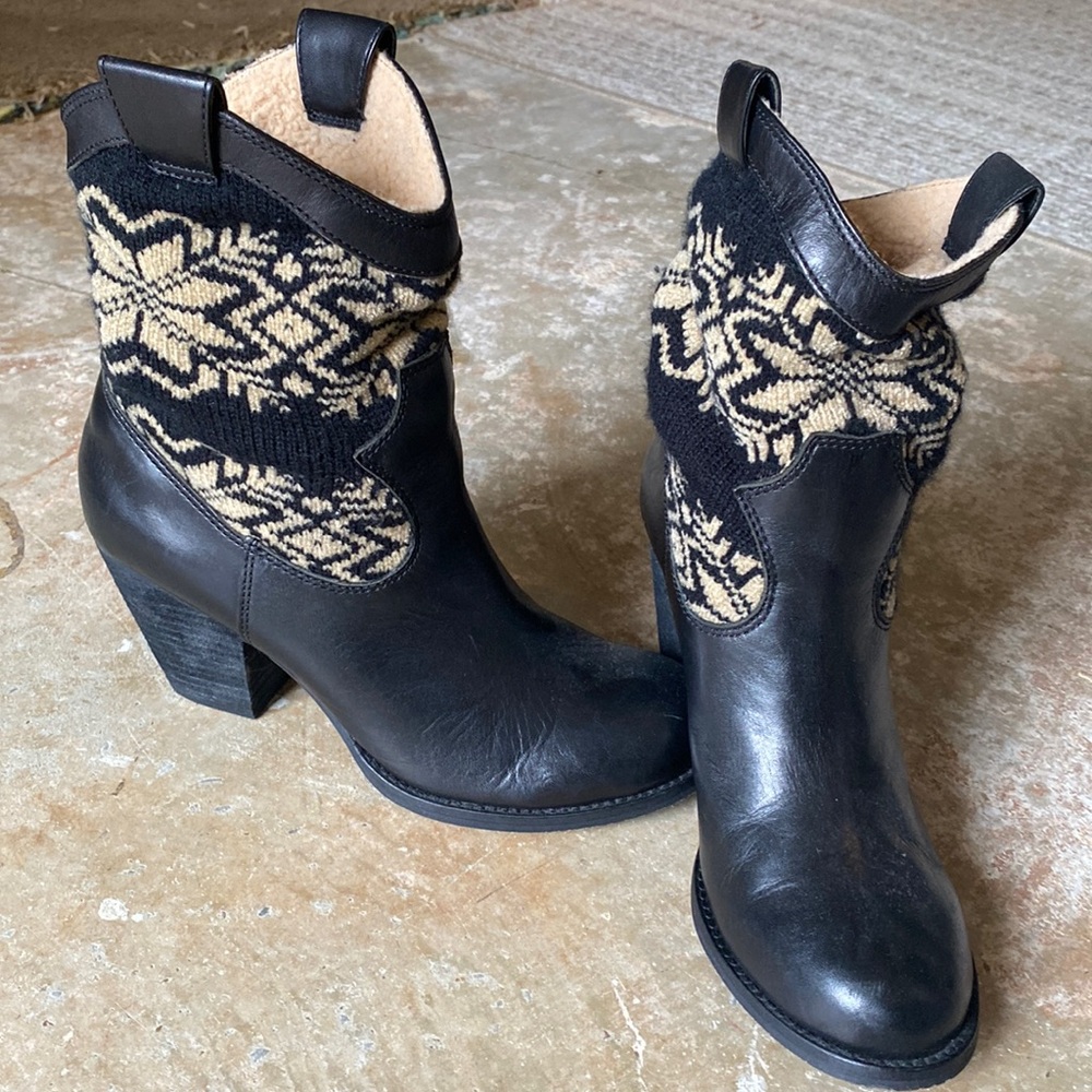 Leather ankle booties.. with sweater pattered material. Faux fur on the inside